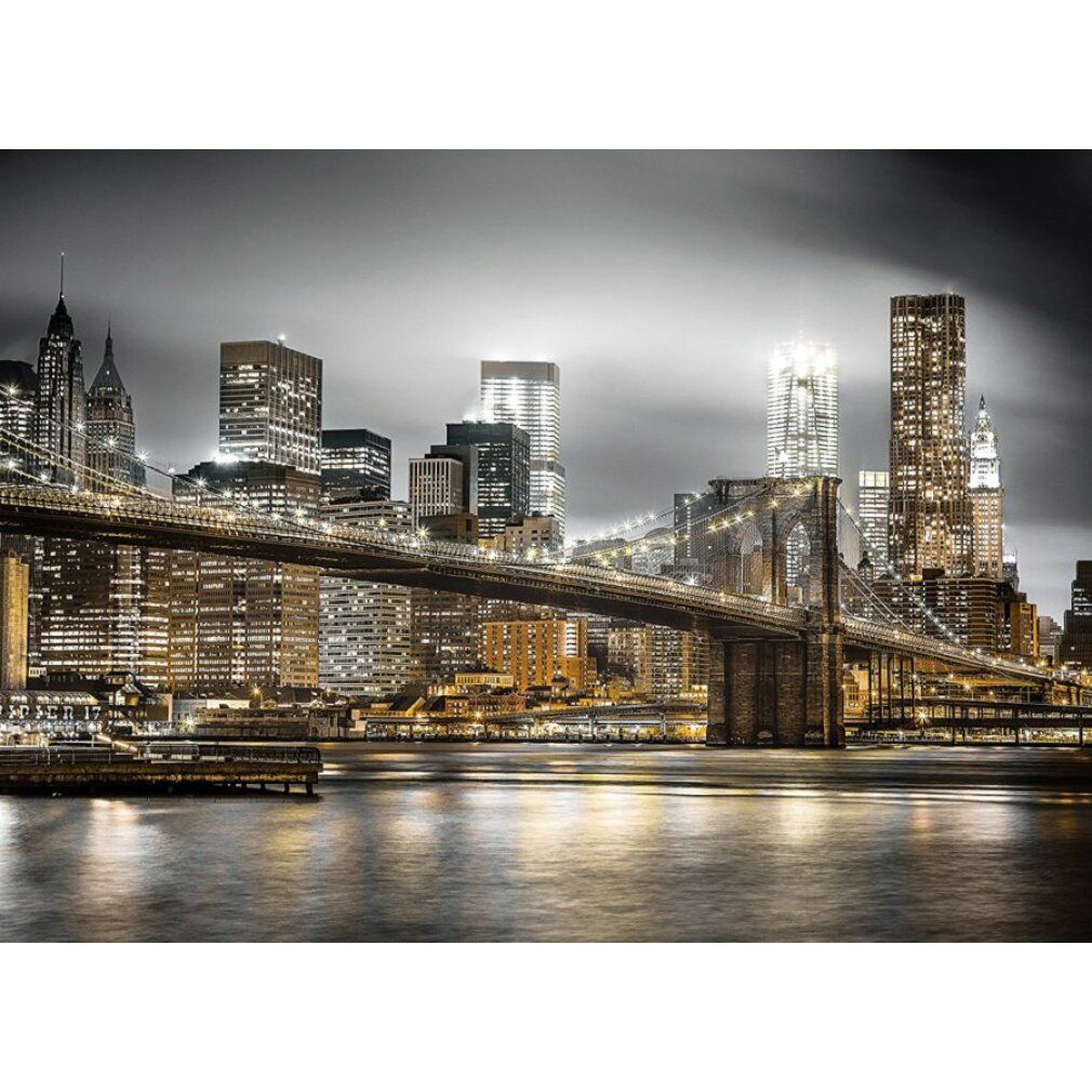Puzzle con skyline di New York. Ponte e palazzi di notte. Acqua in primo piano.