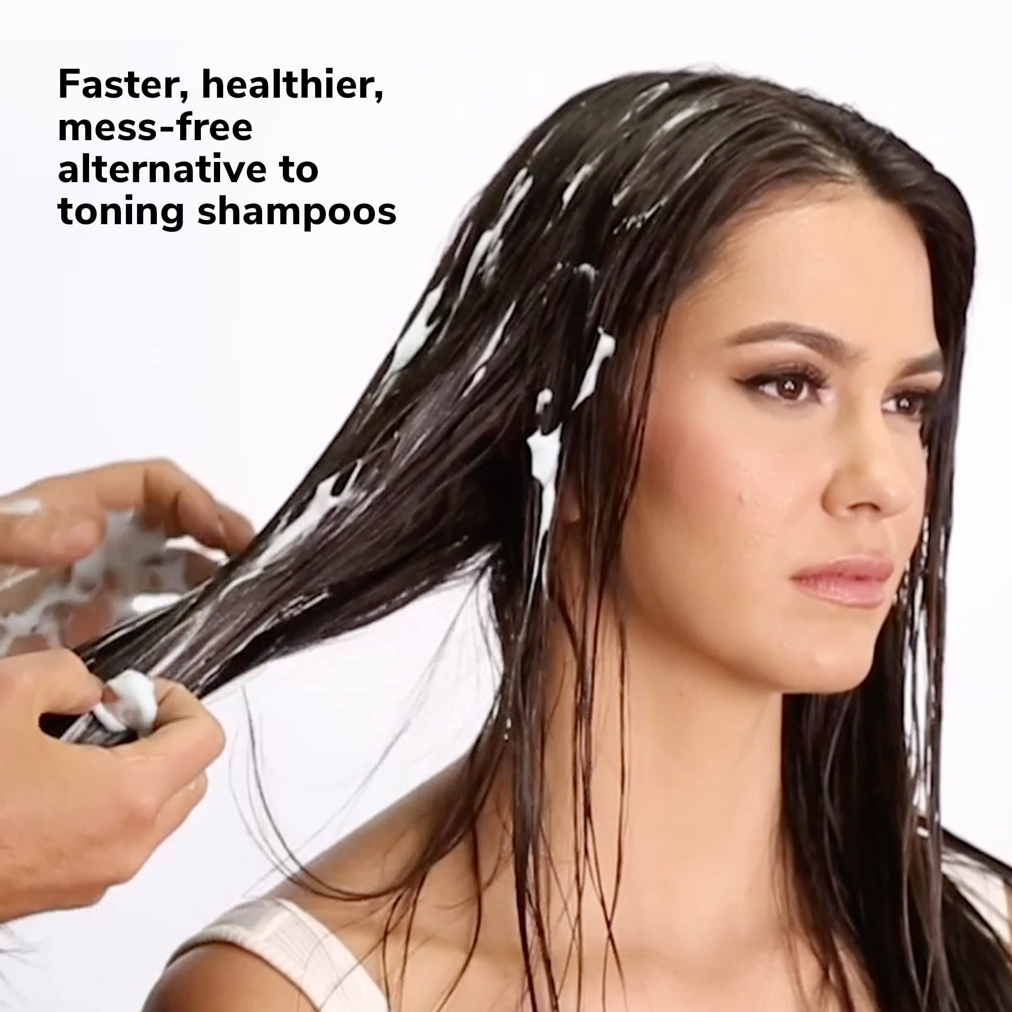 Persona con capelli bagnati. Mani applicano schiuma azzurra. Testo: Alternativa agli shampoo tonalizzanti.