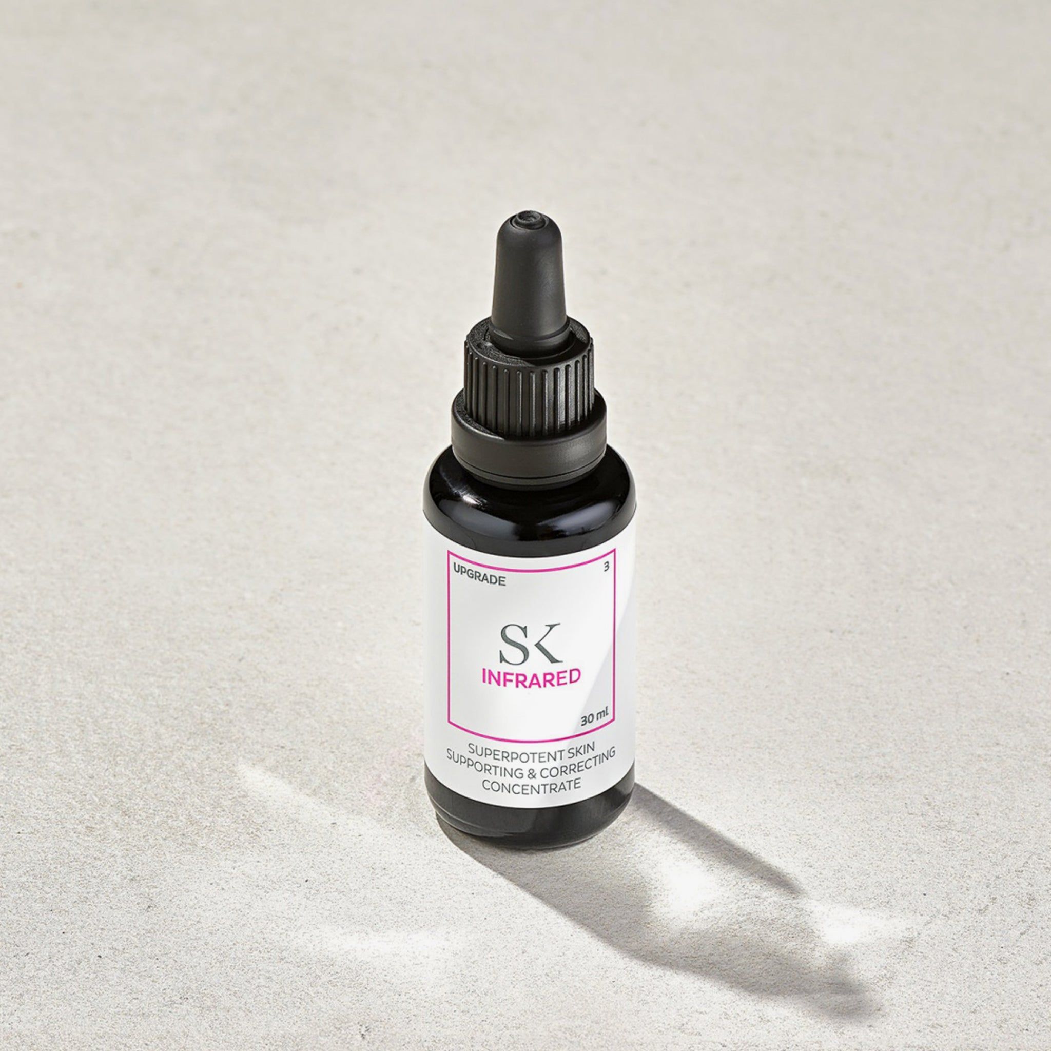 Flacone di vetro scuro con tappo e pipetta neri. Etichetta con "SK INFRARED" e testo. 30 ml.