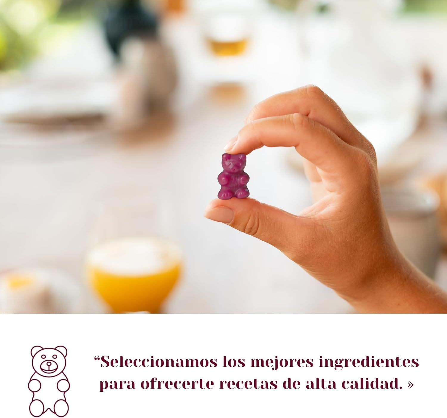 Mano che tiene un orsetto gommoso rosso. Testo: Scegliamo i migliori ingredienti per offrirti ricette di alta qualità.