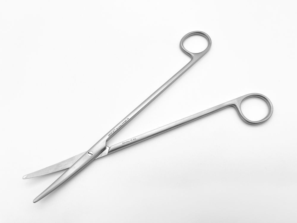 Forbici chirurgiche curve aperte. Metallo, anelli, lame lunghe. Iscrizione.