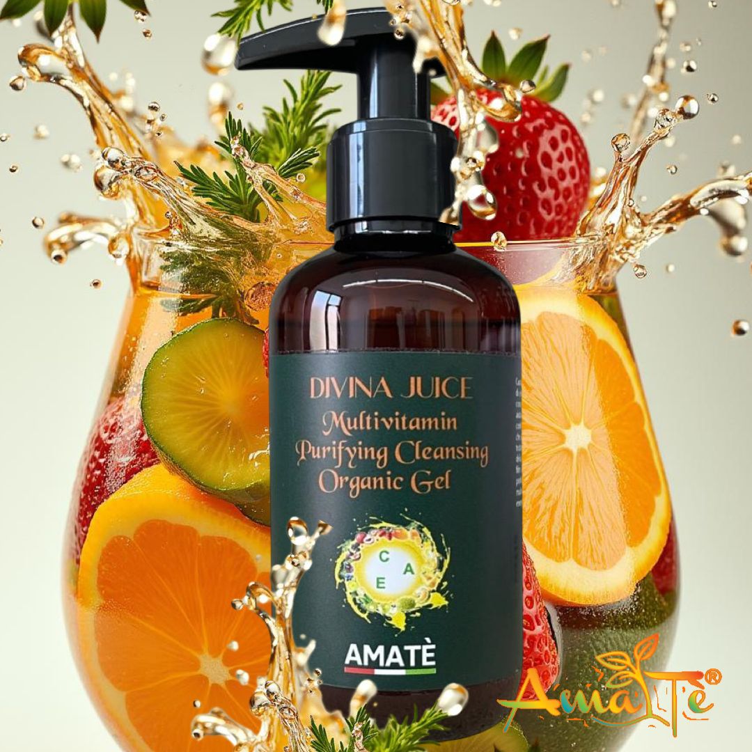 Flacone marrone con dosatore nero, circondato da frutta e acqua. Scritta: DIVINA JUICE, Multivitamin, Purifying Cleansing Organic Gel. Marchio: AMATÈ.