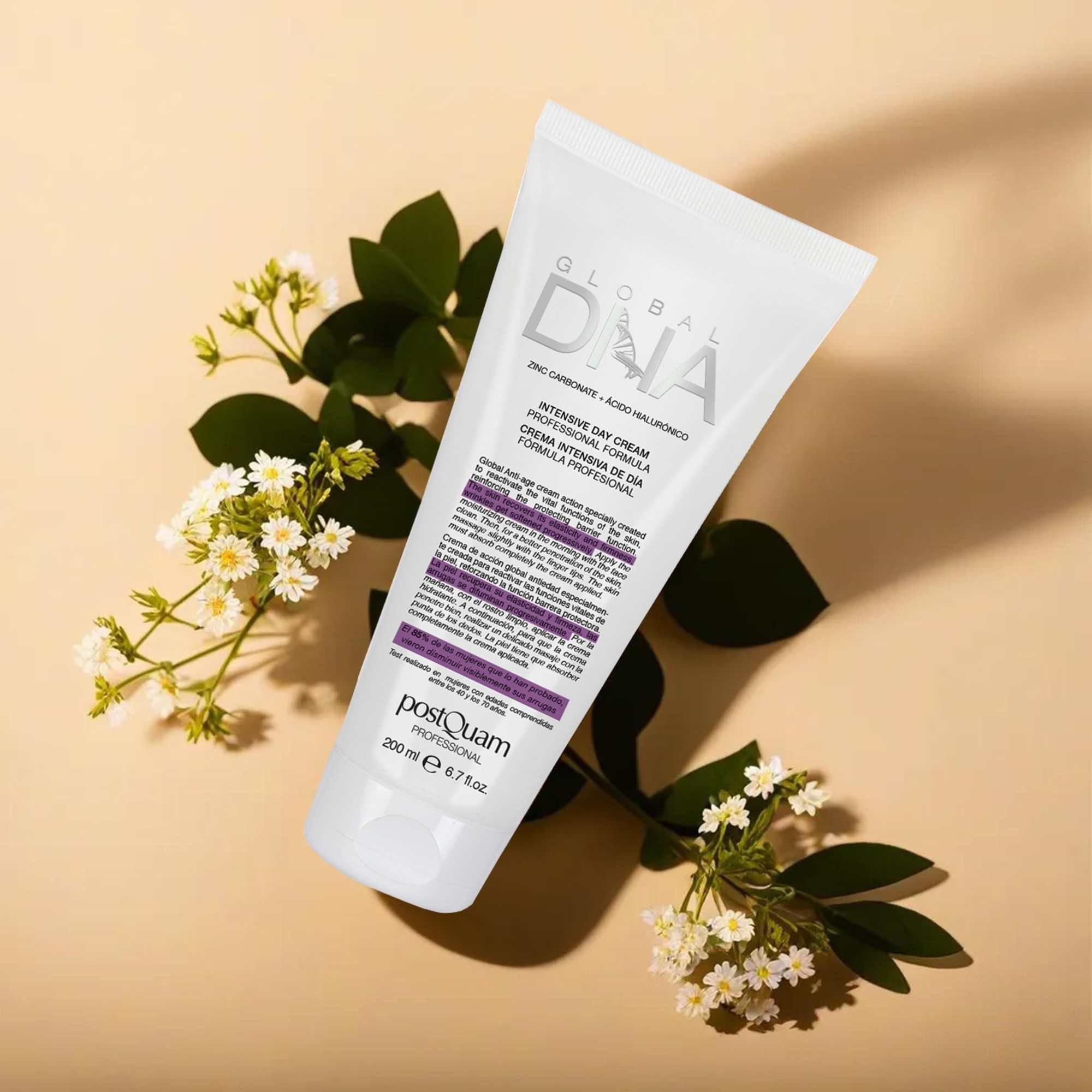 Tubo bianco con testo, circondato da fiori e foglie. Scritta: Global DNA, Intensive Day Cream. Marchio: Postquam. Volume: 200 ml.