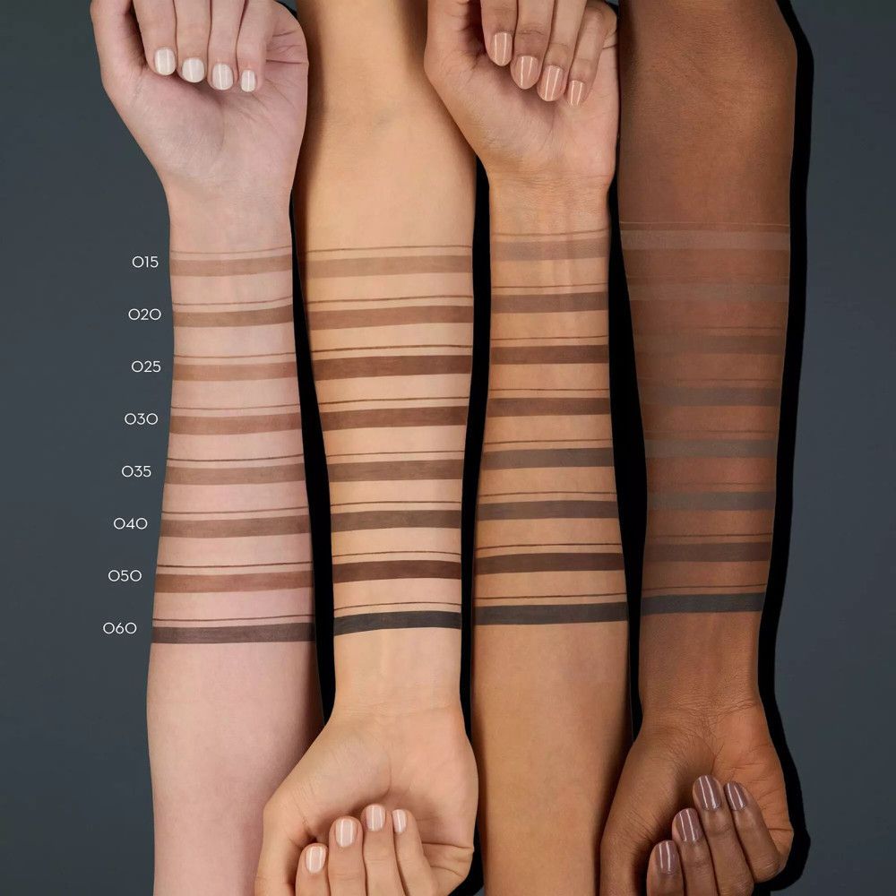 Braccia con diverse tonalità di pelle, con colori di matita per sopracciglia applicati.