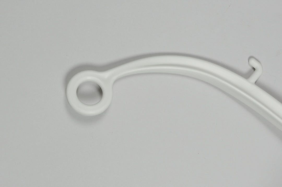 Vista dettagliata di un supporto bianco con gancio e anello.