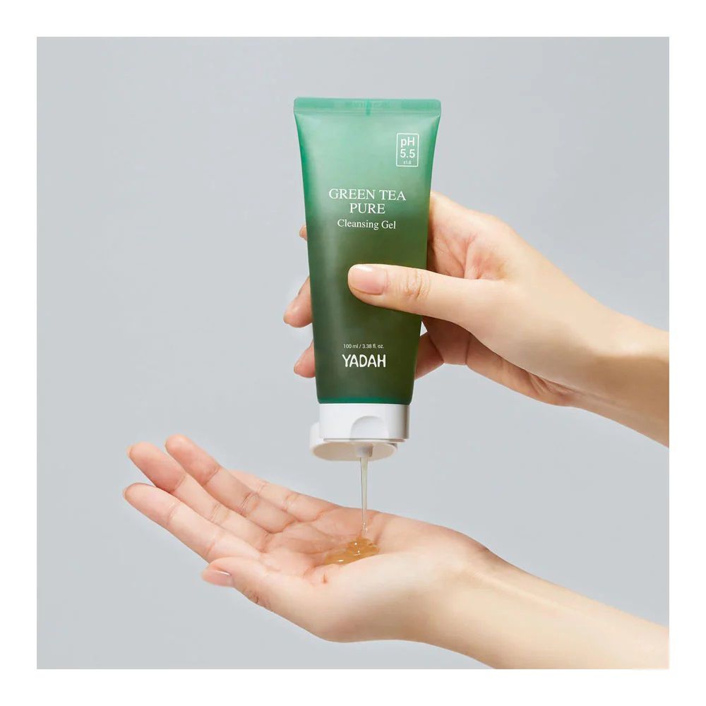 Tubo verde con gel erogato in mano. Scritta: Green Tea Pure Cleansing Gel, pH 5.5, YADAH.