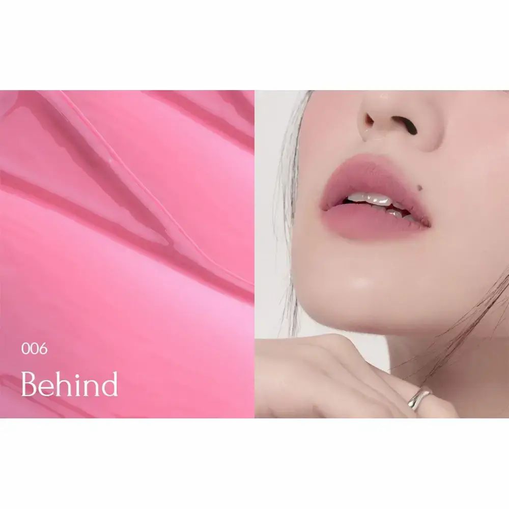 Primo piano di labbra con rossetto. Tonalità 006 Behind. Accanto una macchia di colore.