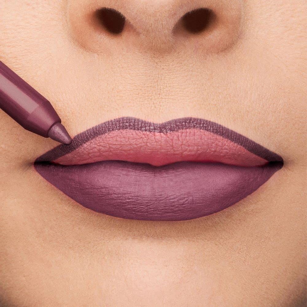 Labbra contornate con matita labbra mauve. Matita labbra in uso.