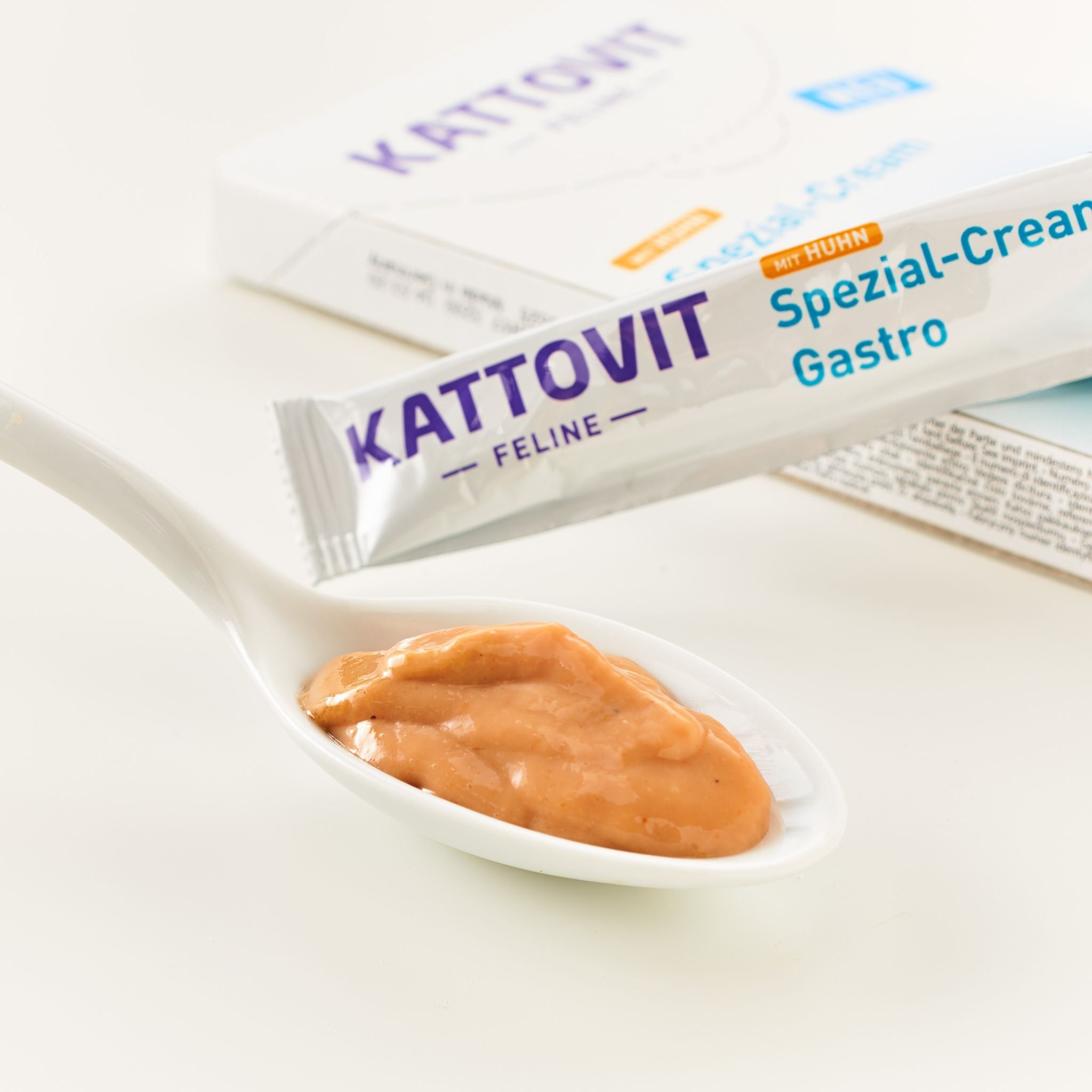 Prodotto su un cucchiaio. Scritta KATTOVIT, Spezial-Cream Gastro. Colore crema.