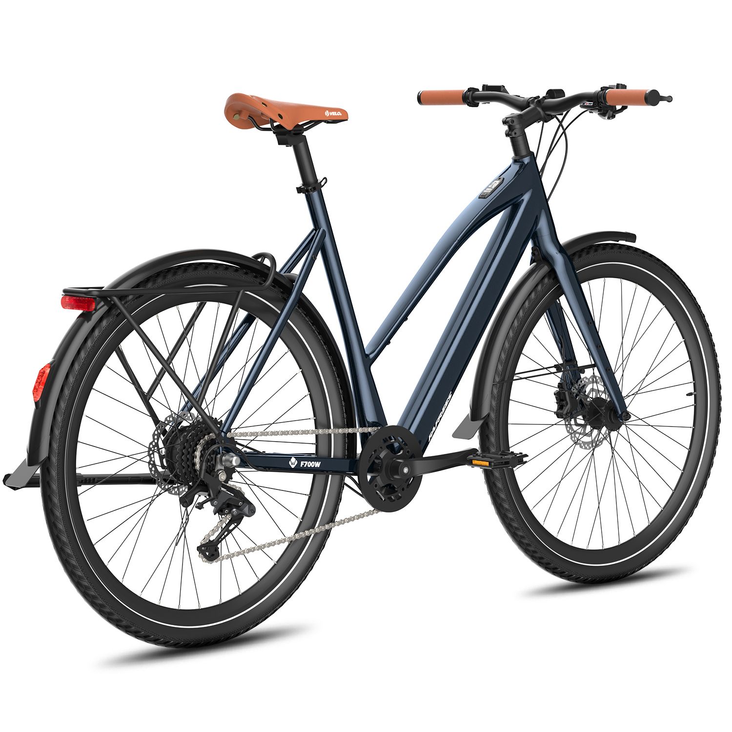 E-bike blu scuro con sella e manopole marroni. Parafanghi, portapacchi e freni a disco. Pneumatici con bordo bianco.