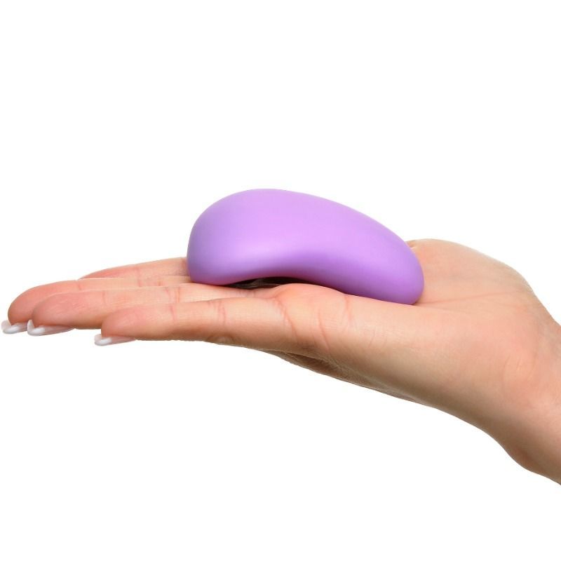 Vibratore viola tenuto in mano