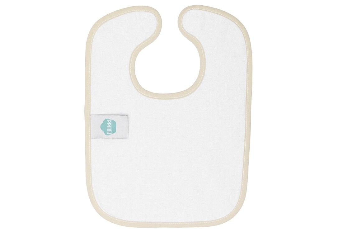 Bavaglino bianco con bordo color crema ed etichetta cucita. Su sfondo bianco.