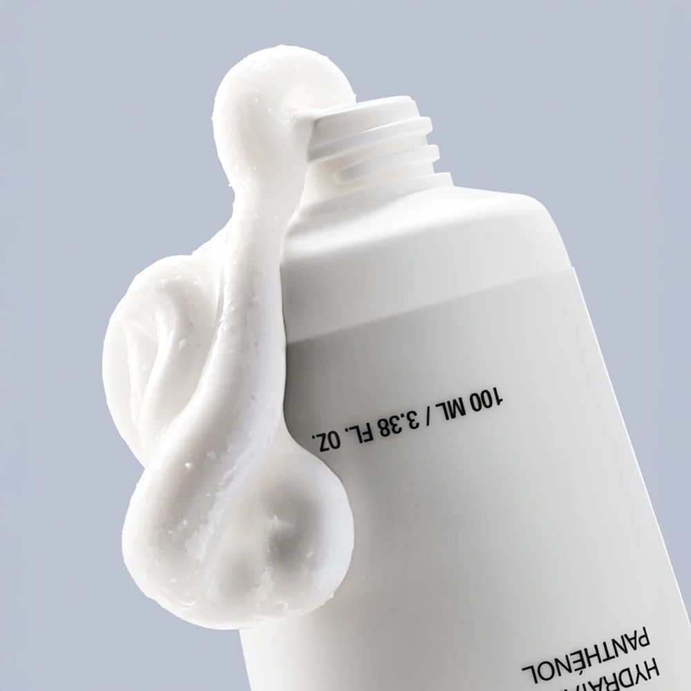 Tubo bianco di crema idratante Anua 3+ Ceramidi Pantenolo. Crema che cola dall'apertura.