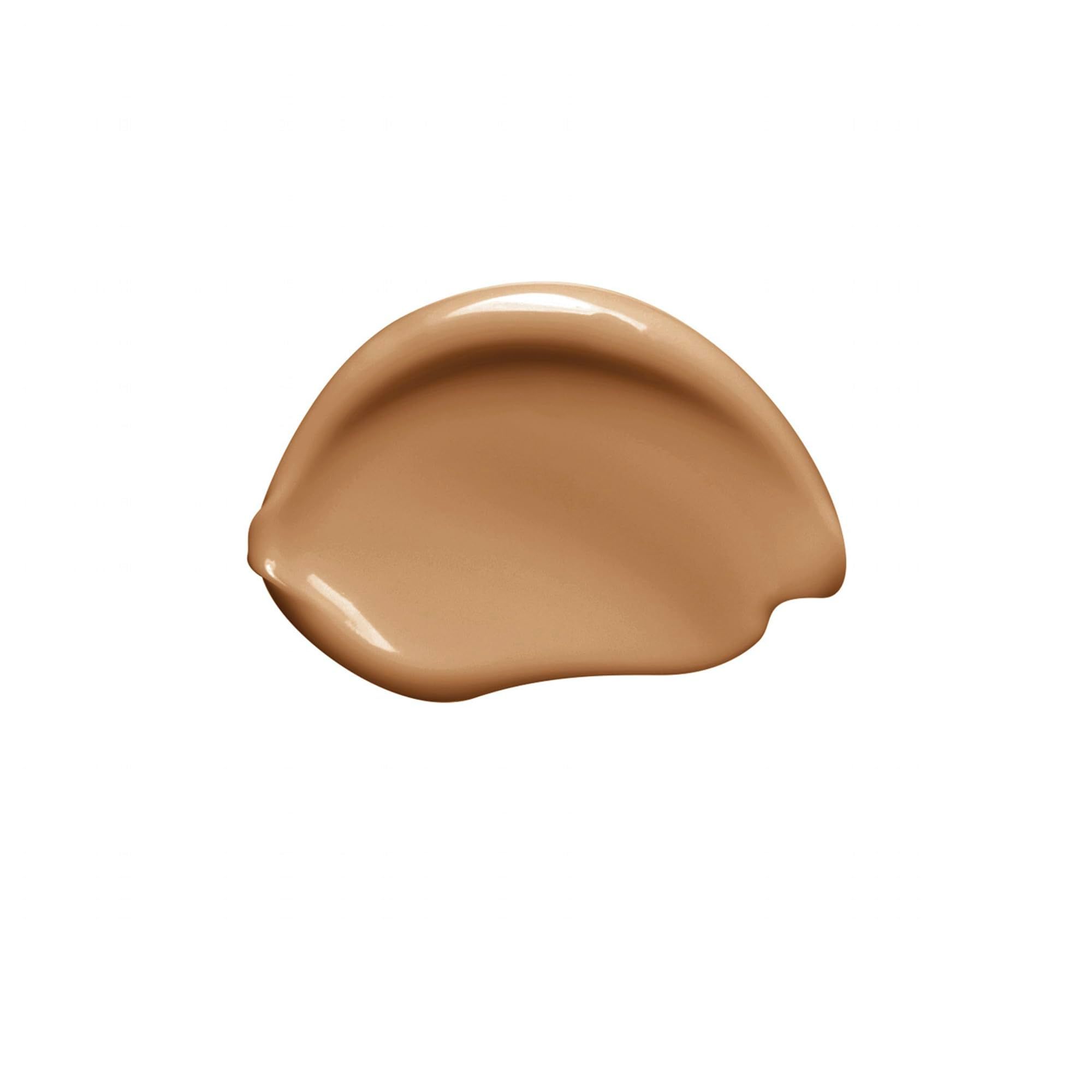 Macchia di fondotinta chiaro e color crema. Texture lucida su sfondo bianco.