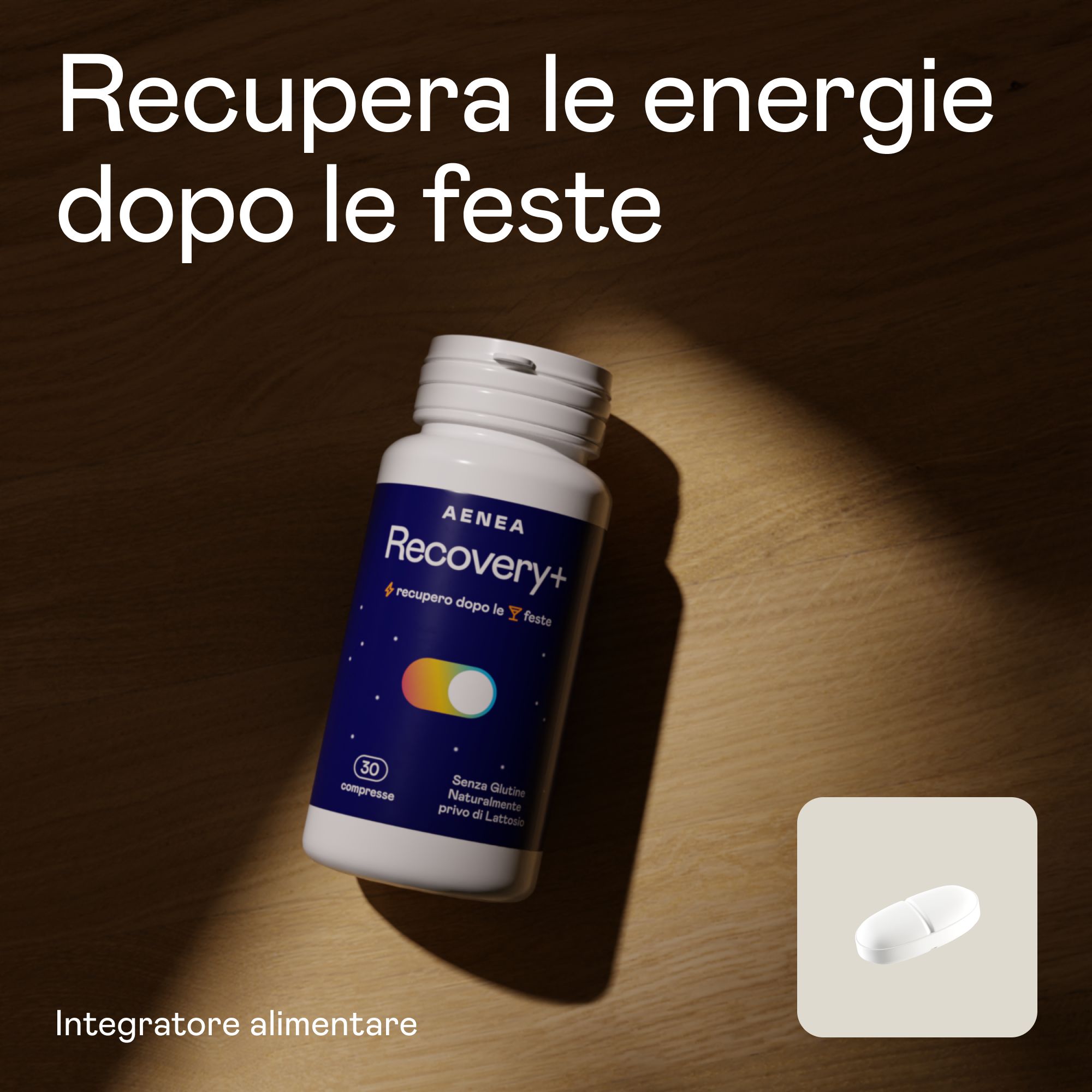 Flacone bianco di compresse. Scritta: Aenea Recovery+. Etichetta blu con cerchio giallo e bianco. 30 compresse. Una compressa accanto. Integratore alimentare.