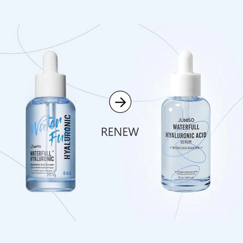 Due flaconi di siero JUMISO Waterfull Hyaluronic Acid, uno in piedi, uno sdraiato, con sfere d'acqua.