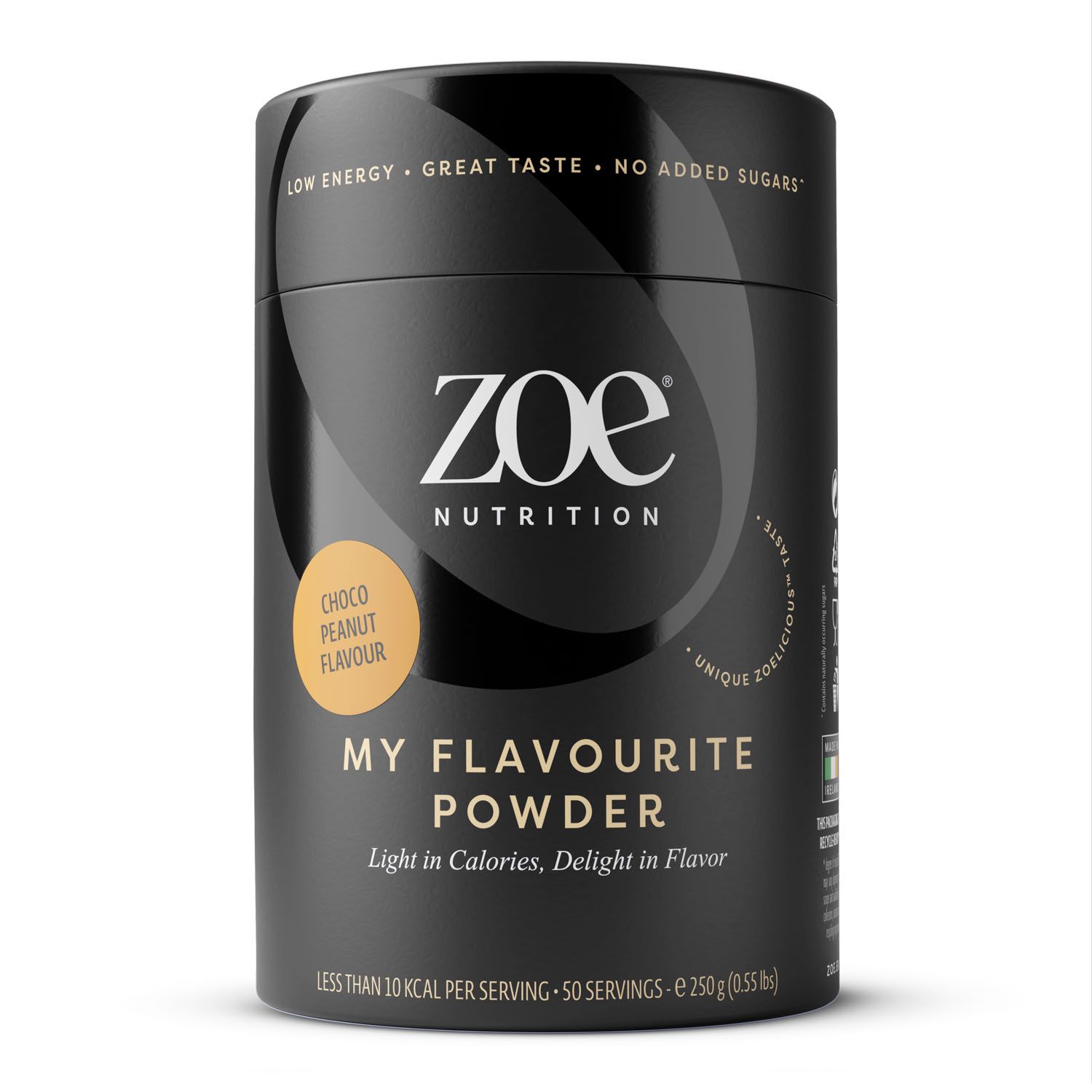 Barattolo nero con logo "zoe NUTRITION" e "MY FLAVOURITE POWDER". Scritta "Choco Peanut Flavour". Contiene 50 porzioni. A basso contenuto calorico.