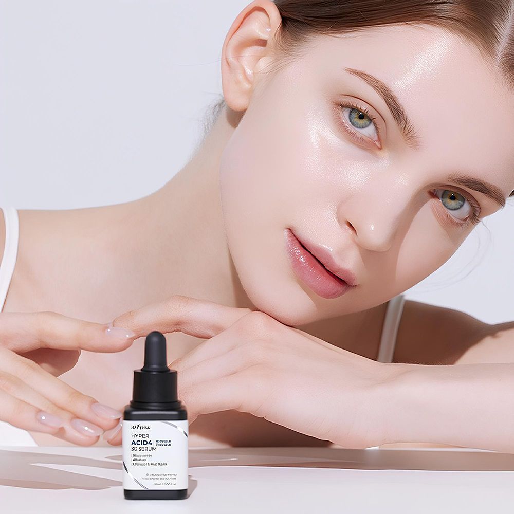 Donna con flacone di siero. Flacone: Hyper Acid4 30 Serum. Contiene AHA, BHA, PHA, LHA. Con contagocce.