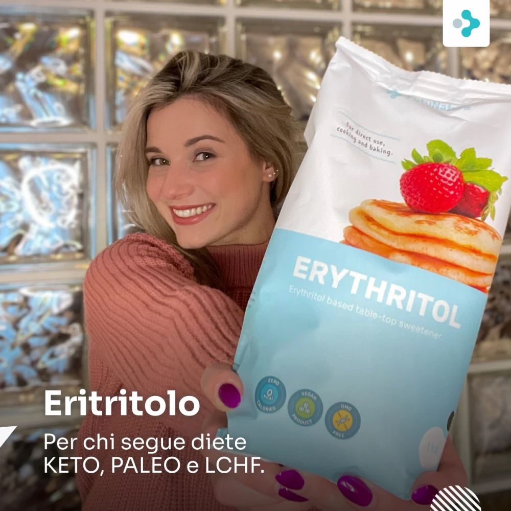 Donna tiene confezione FutuNatura Eritritolo. Scritta: Eritritolo, fragola, pancake. Testo: Diete Keto, Paleo.