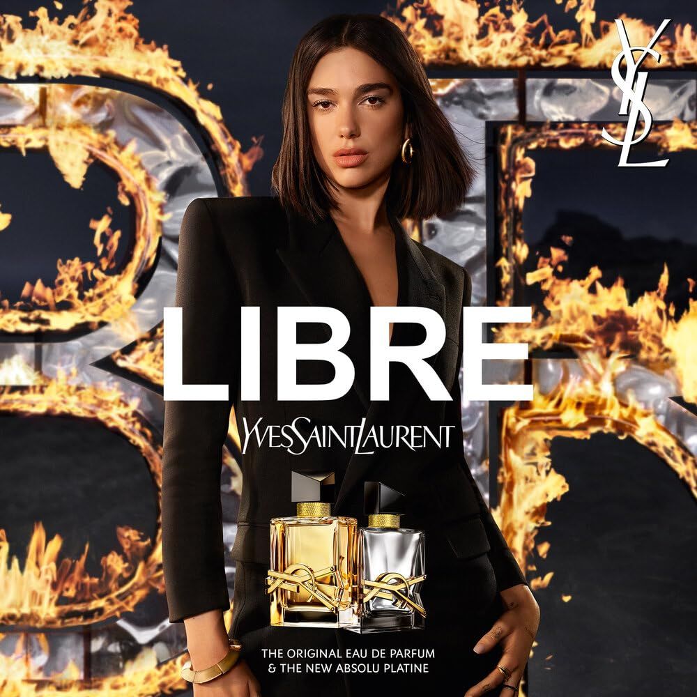 Yves Saint Laurent Libre Eau de Parfum. Donna con flaconi. Logo e nomi dei prodotti.