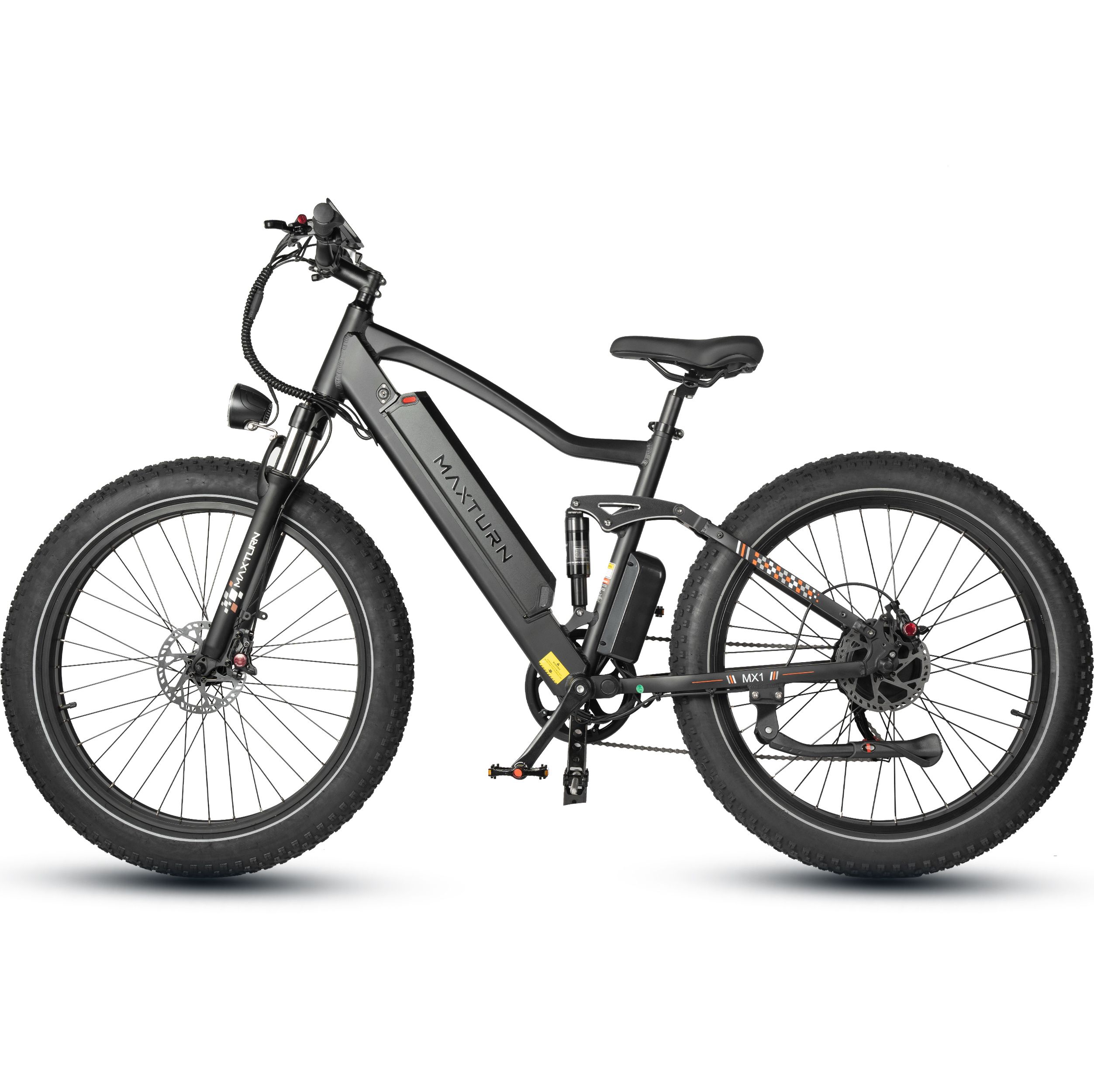 Bicicletta elettrica nera con pneumatici larghi. Logo MAXTURN sul telaio. Faro e display visibili.