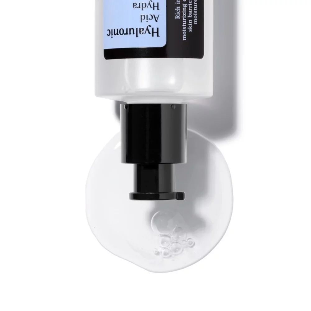 Goccia di COSRX Hyaluronic Acid Hydra Power Essence dall'erogatore.