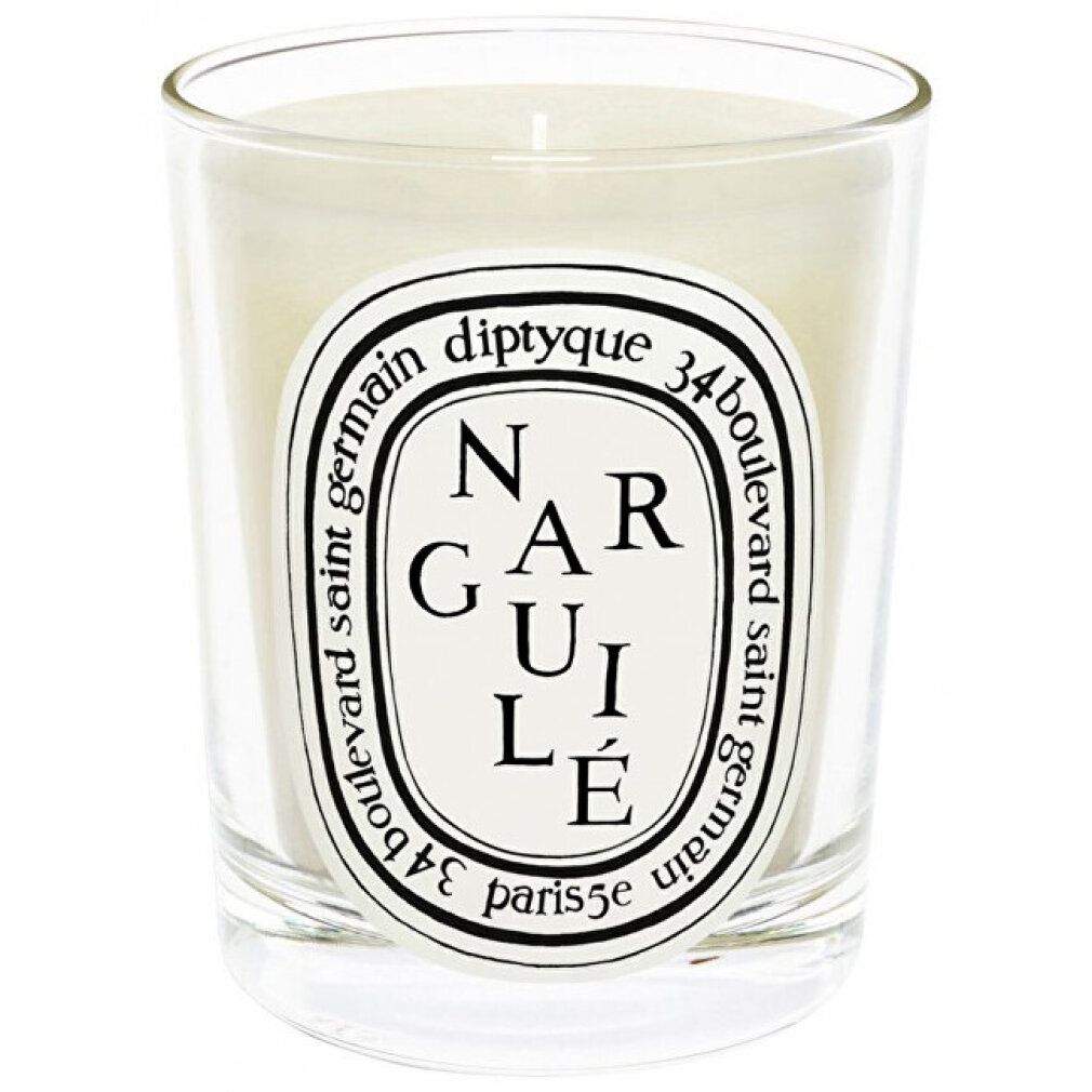 Candela in vetro. Cera bianca, etichetta nera con testo: Narguilé, diptyque, 34 boulevard saint germain, paris 5e.