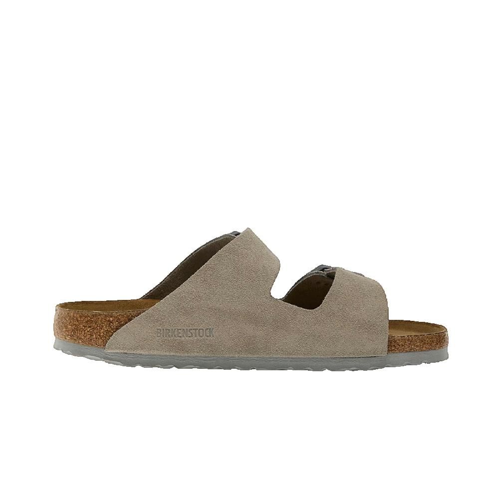 Sandalo Birkenstock, vista laterale. Tomaia grigia, plantare in sughero, suola grigia. Logo Birkenstock.
