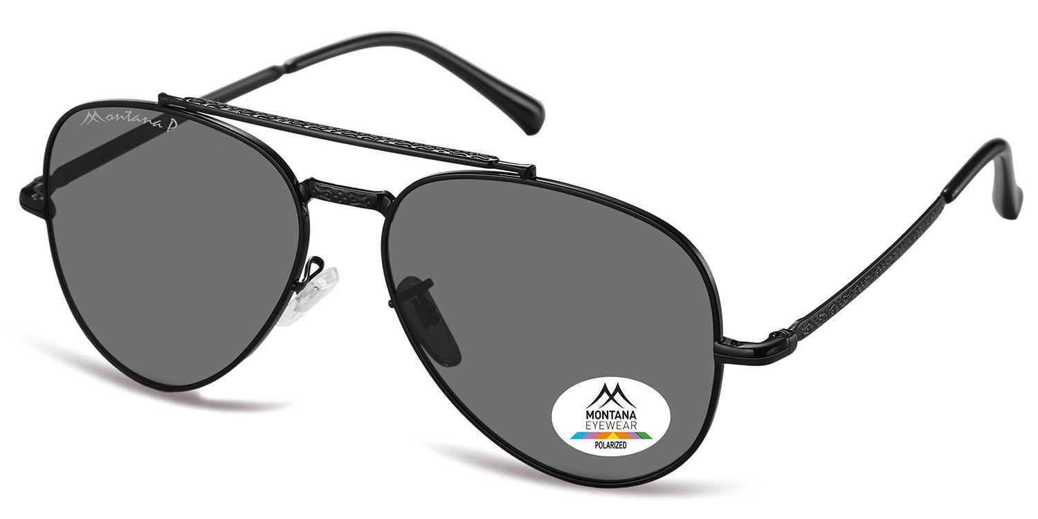 Occhiali da sole neri, angolati. Lenti grigie, logo Montana Eyewear ed etichetta Polarized. Design a doppio ponte.