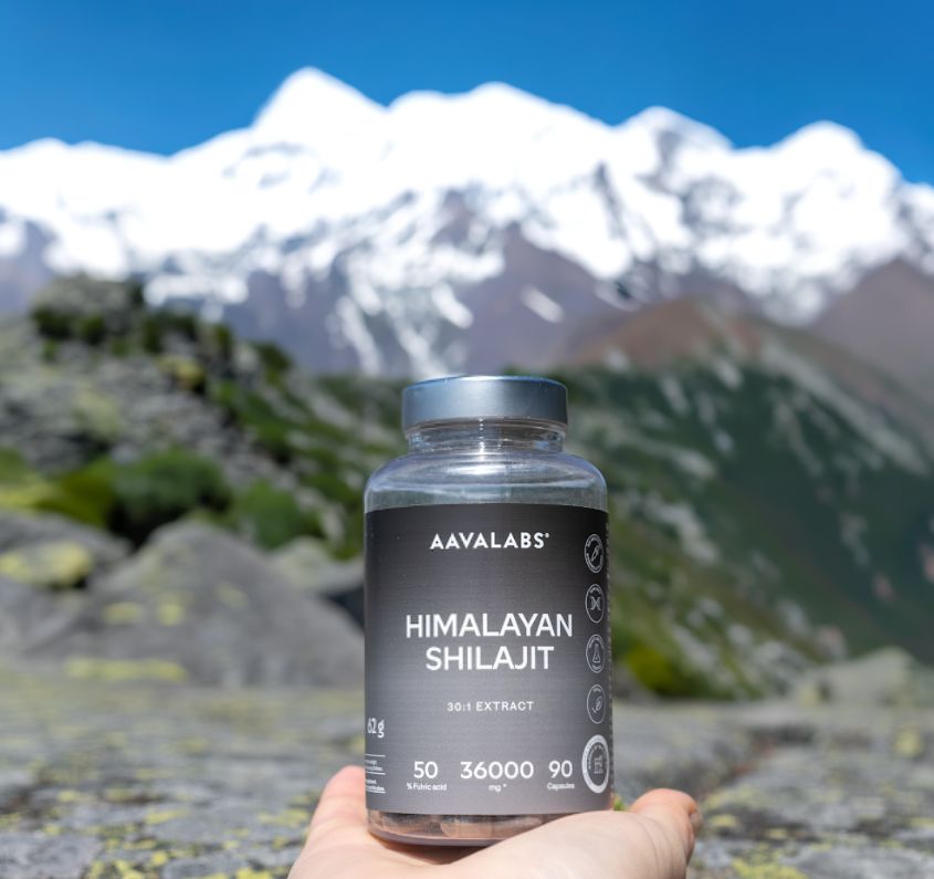 Contenitore di capsule Aavalabs Himalaya Shilajit in paesaggio montano.