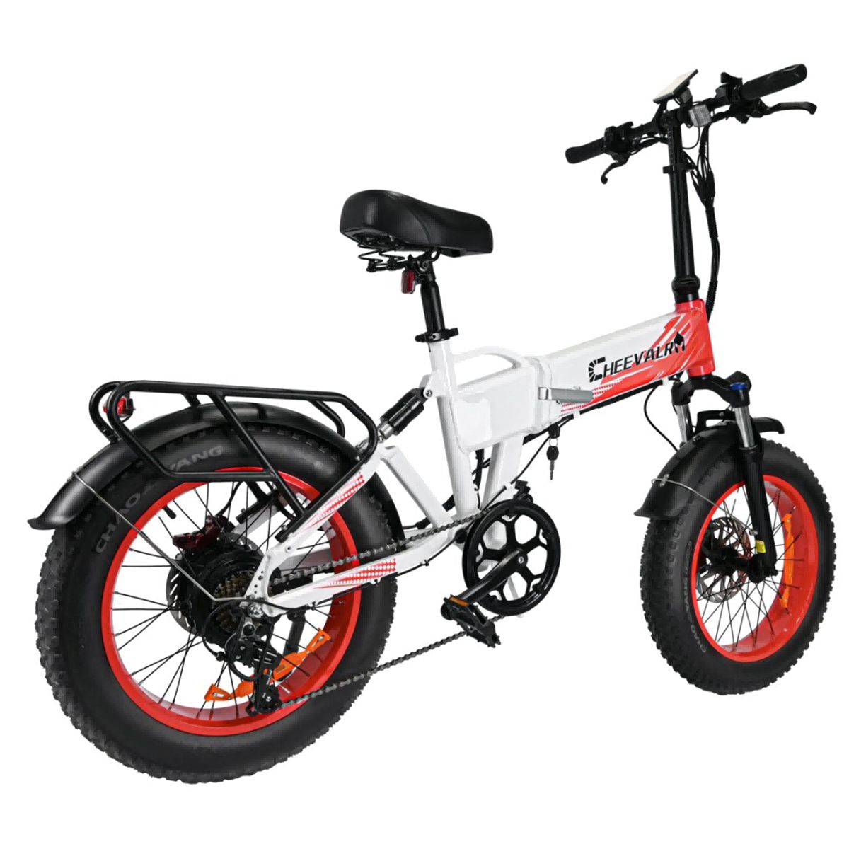 E-bike bianca e rossa. Ruote rosse, pneumatici neri. Sella nera. Portapacchi posteriore. Marchio Cheevalry.