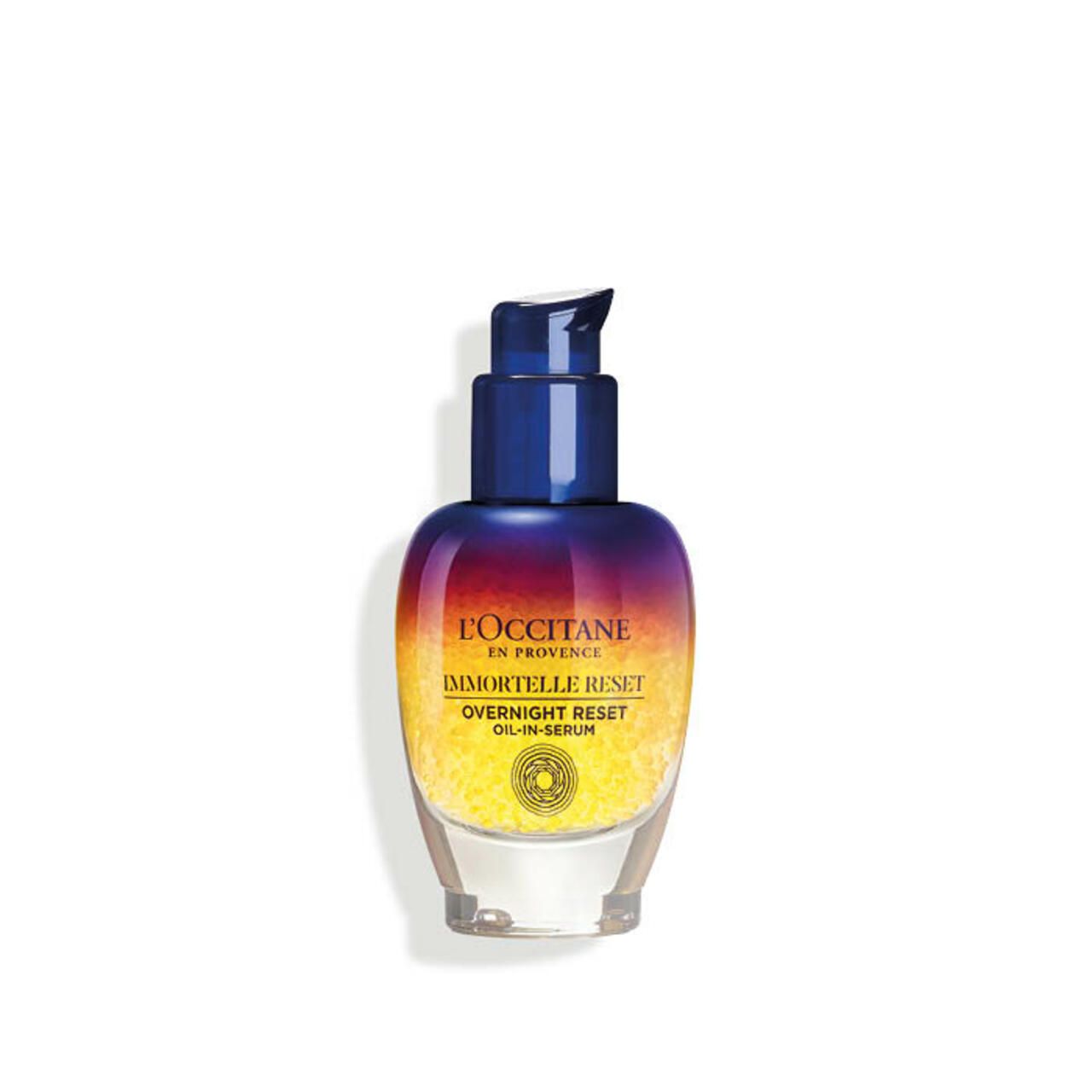 Flacone di siero con tappo a pompa blu. Scritta: L'Occitane, Immortelle Overnight Reset Olio-in-Siero.