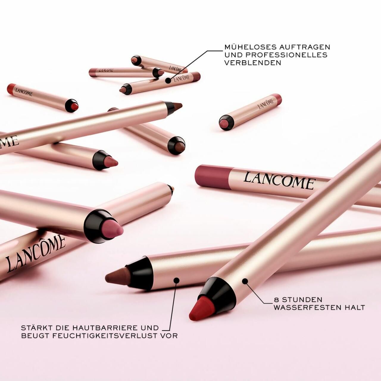Diverse matite labbra con astucci color oro rosa. Il nome del marchio LANCOME è stampato. Testo: Applicazione facile e miscelazione professionale.