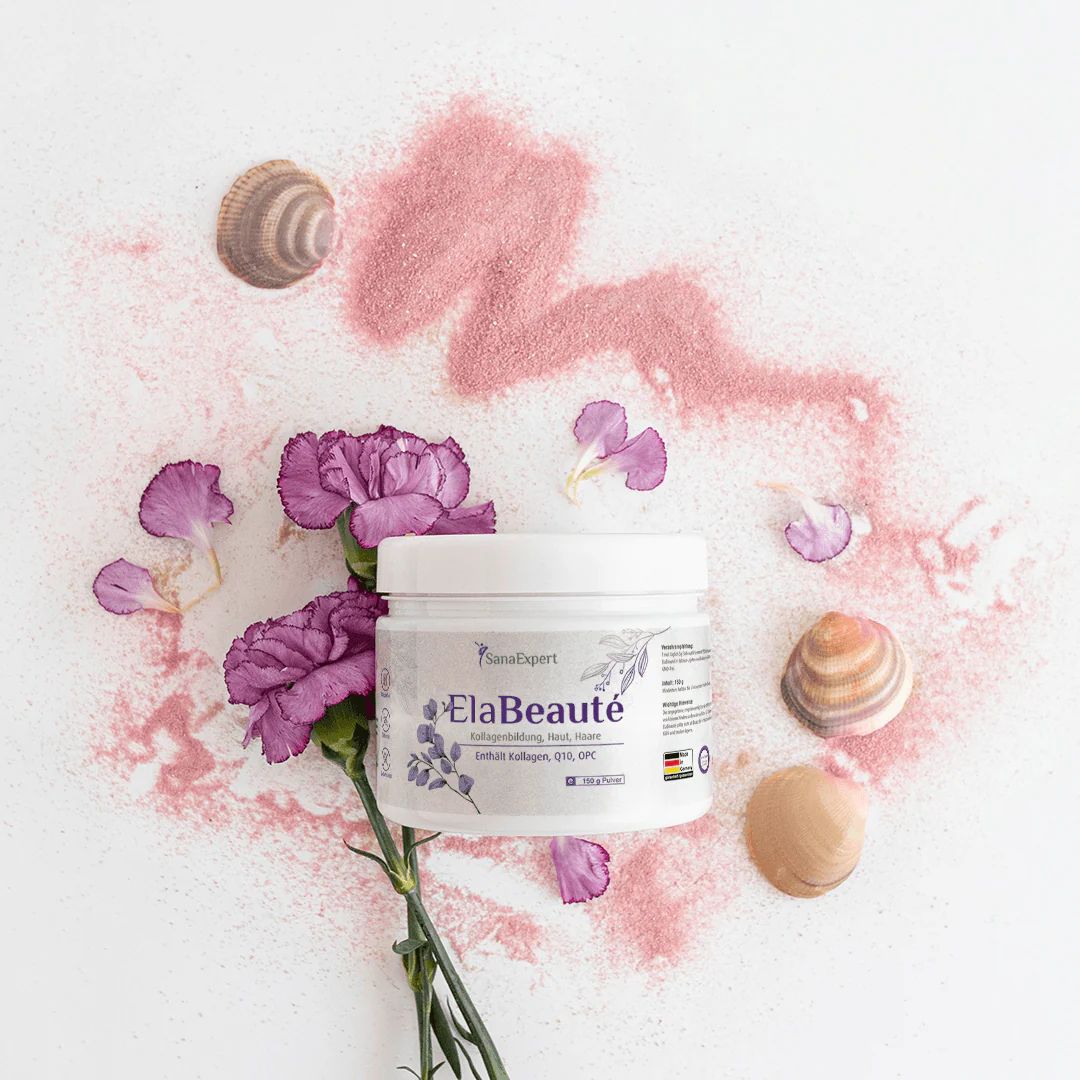 Barattolo di polvere SanaExpert ElaBeauté circondato da petali e conchiglie. Polvere rosa sparsa. Su sfondo bianco.
