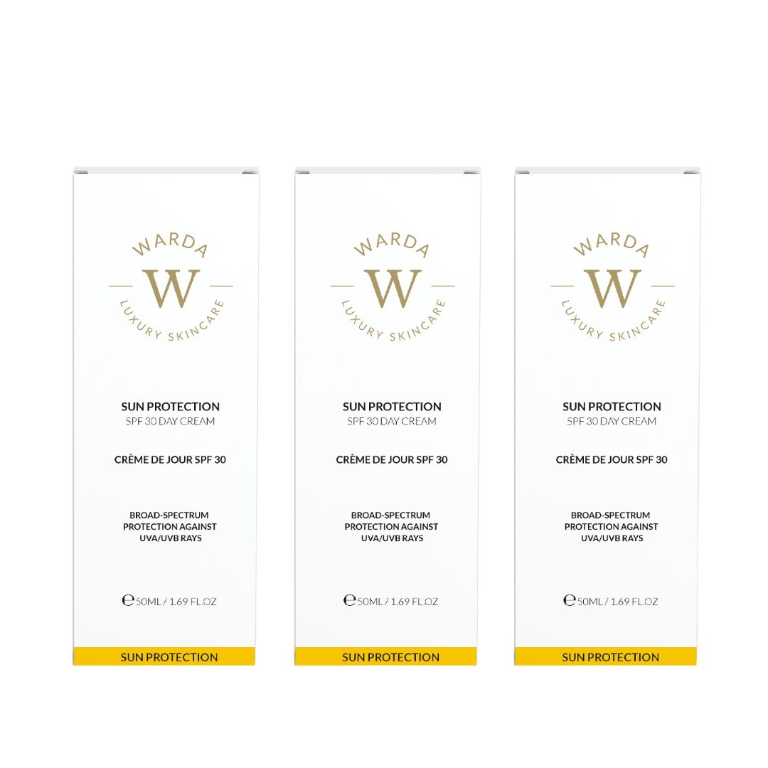 Tre scatole bianche con striscia gialla. Scritta: Warda Luxury Skincare, Sun Protection SPF 30 Day Cream.