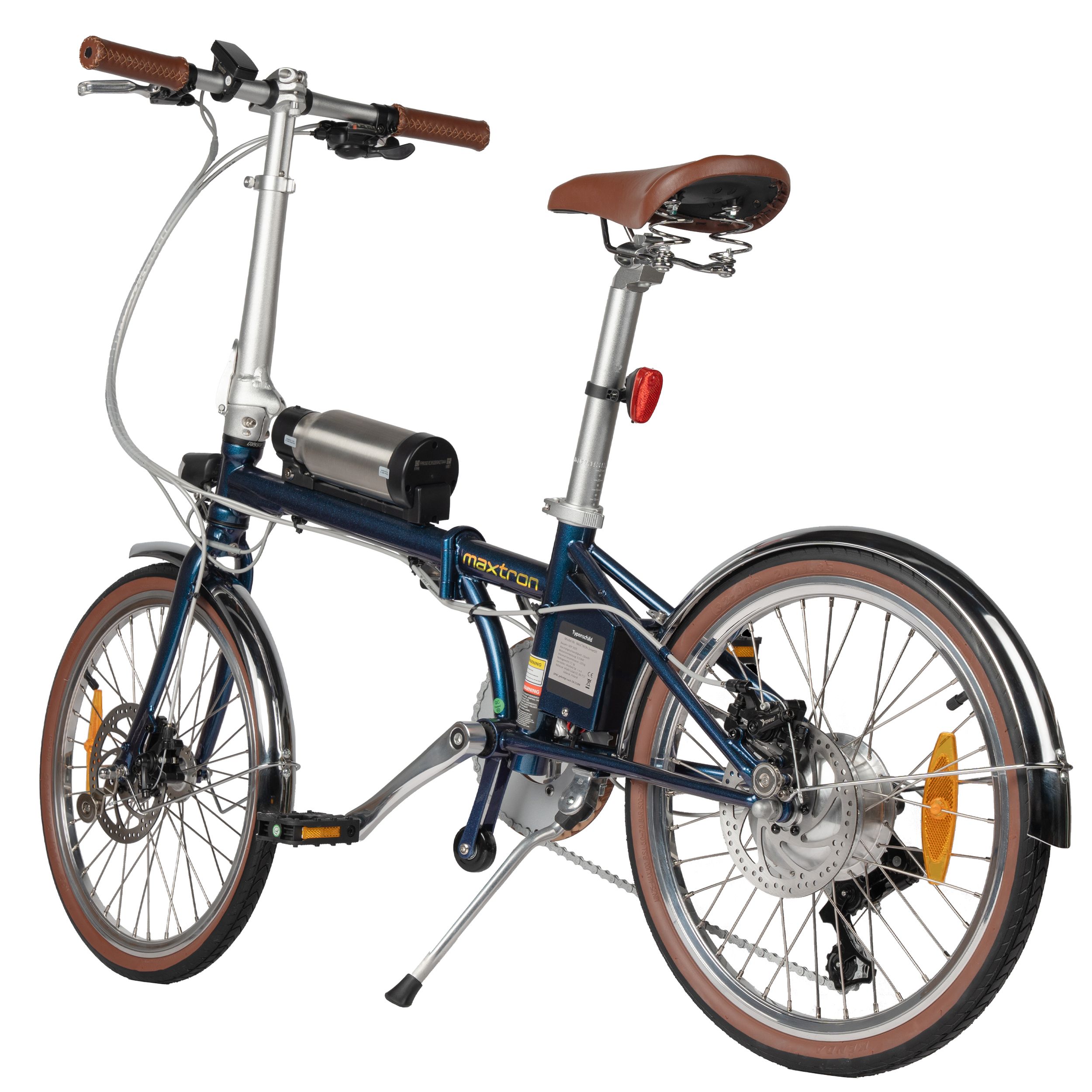 E-bike blu con sella e pneumatici marroni. Batteria argentata. Fanale posteriore e portapacchi. Logo Maxtron.