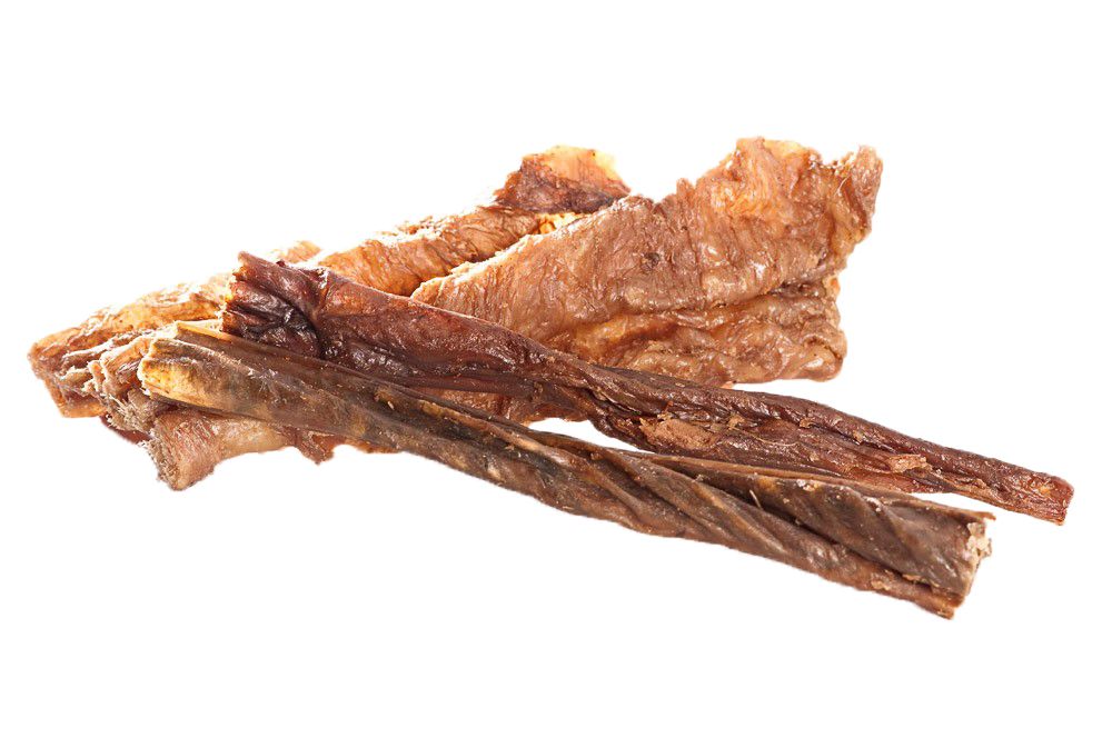 Diversi prodotti di stomaco di cavallo essiccati. Diverse forme e dimensioni, tonalità marroni. Su sfondo bianco.