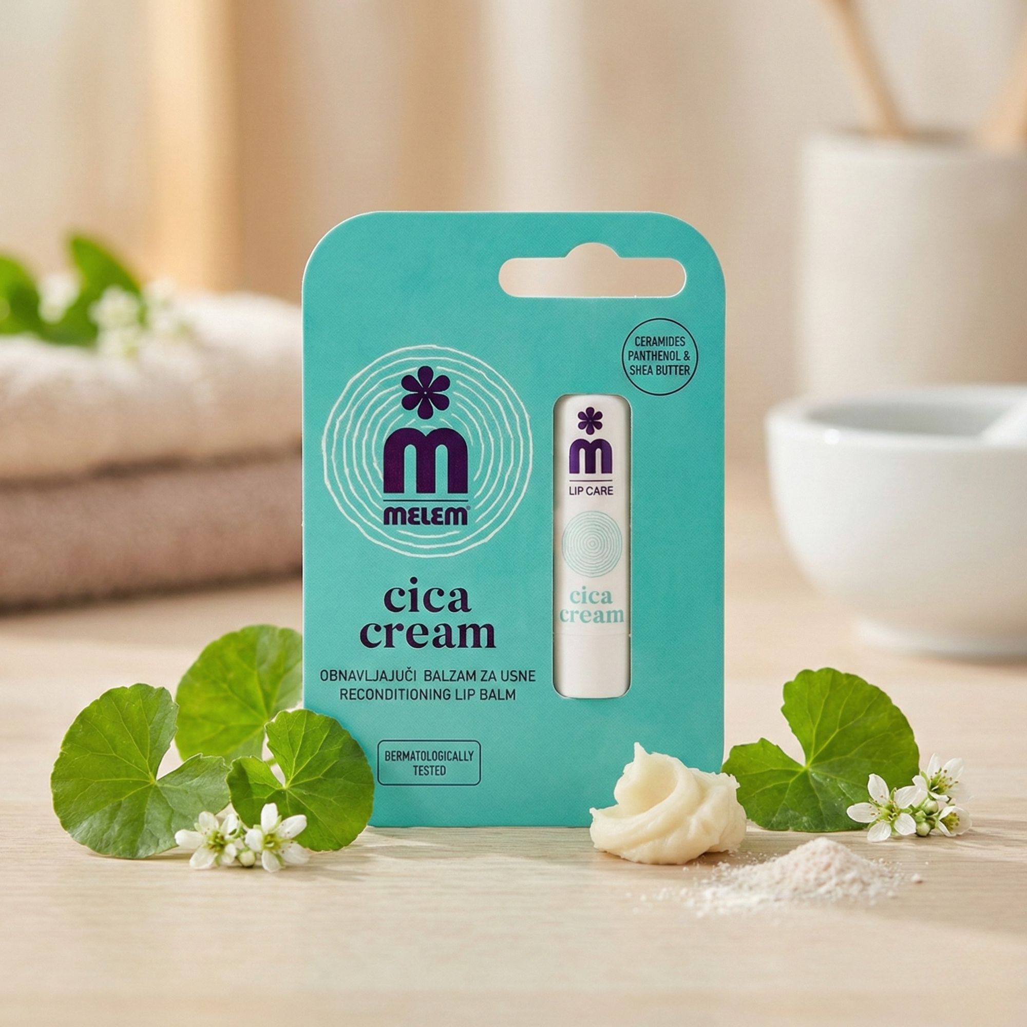 Melem Cica Cream, stick labbra rigenerante, confezione e aperto. Confezione turchese e bianca, stick bianco. Fiori, foglie, crema e polvere.