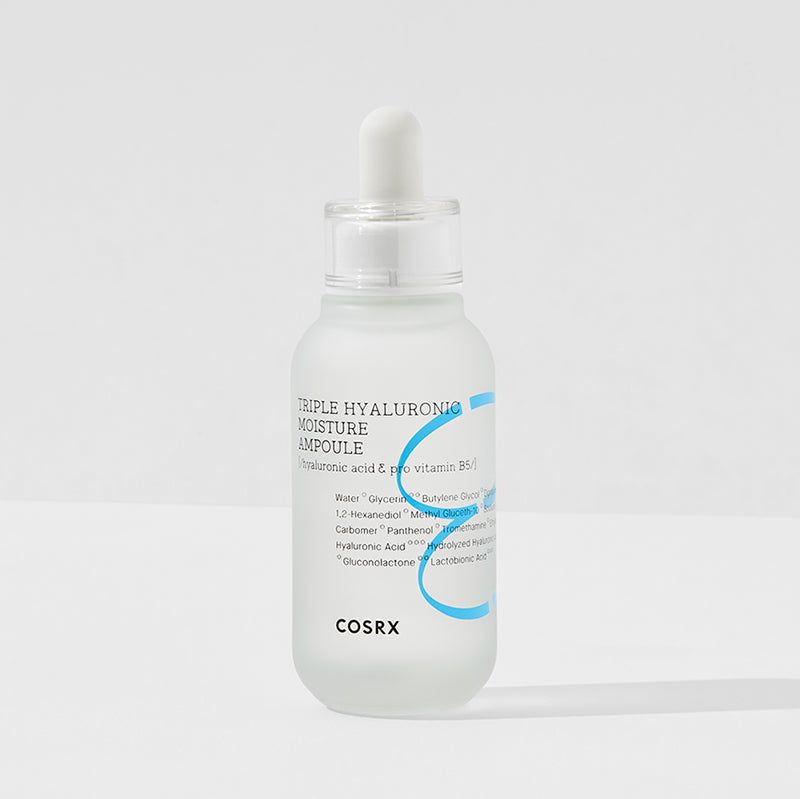 Fiala trasparente con contagocce. Scritta: Triple Hyaluronic Moisture Ampoule, COSRX. Su sfondo opaco.