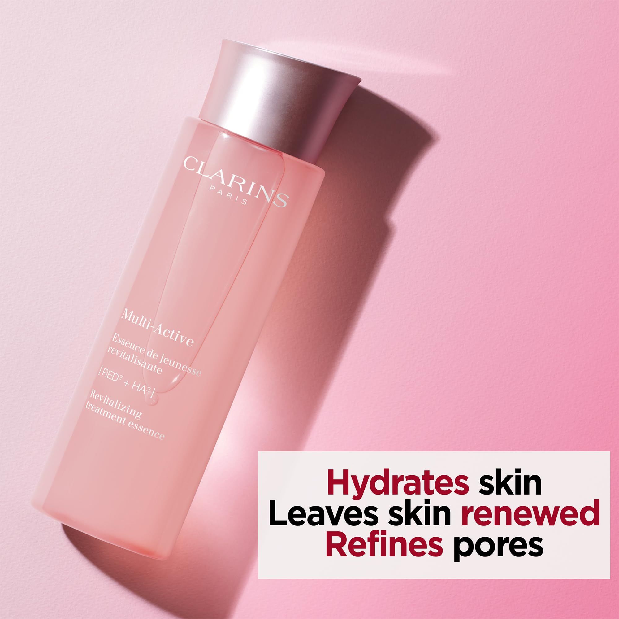 Essenza Clarins Multi-Active. Flacone rosa con tappo argento. Testo: Multi-Active, Revitalizing treatment essence. Ombra.
