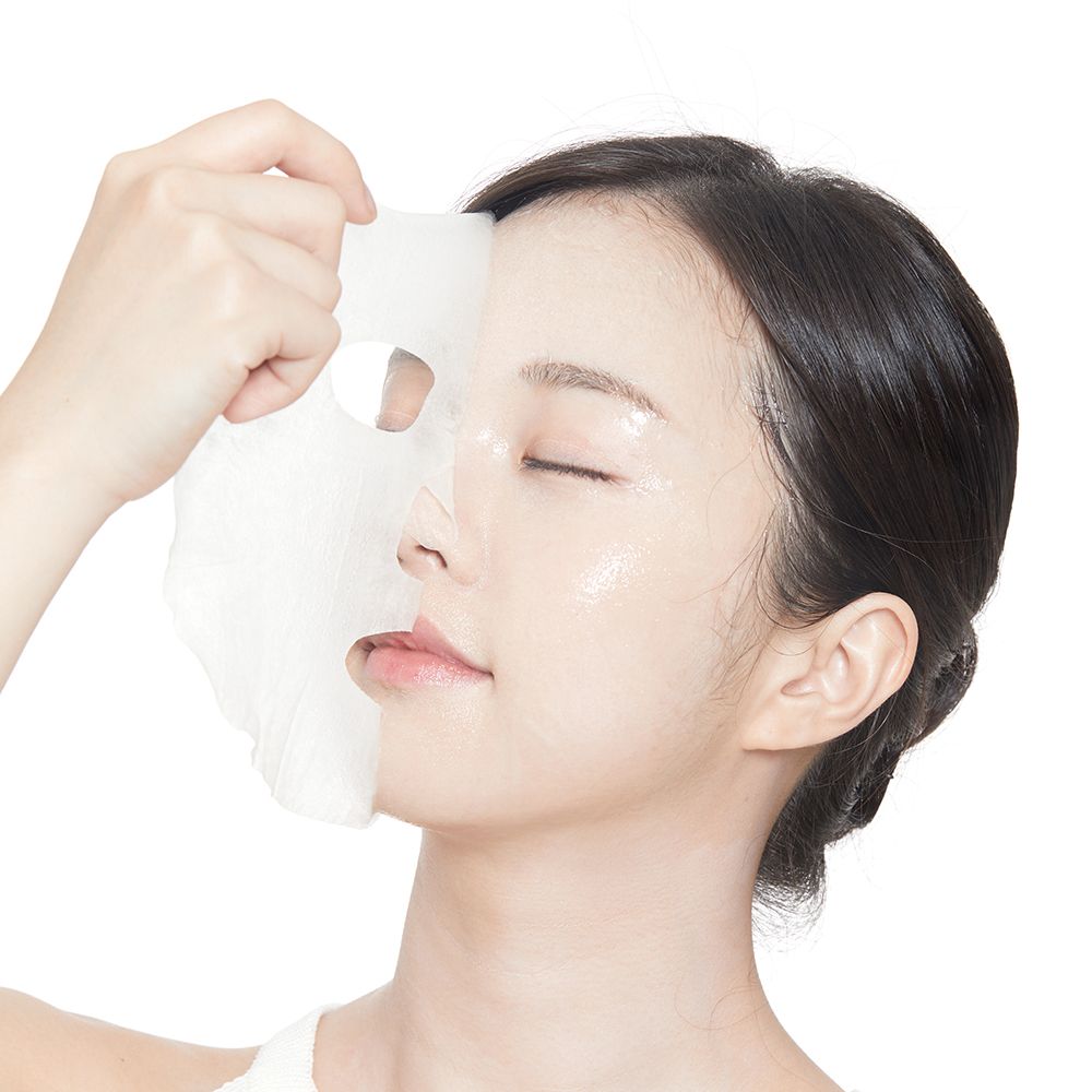 Maschera per il viso applicata sul viso di una donna. La maschera copre metà del viso. Occhi chiusi.