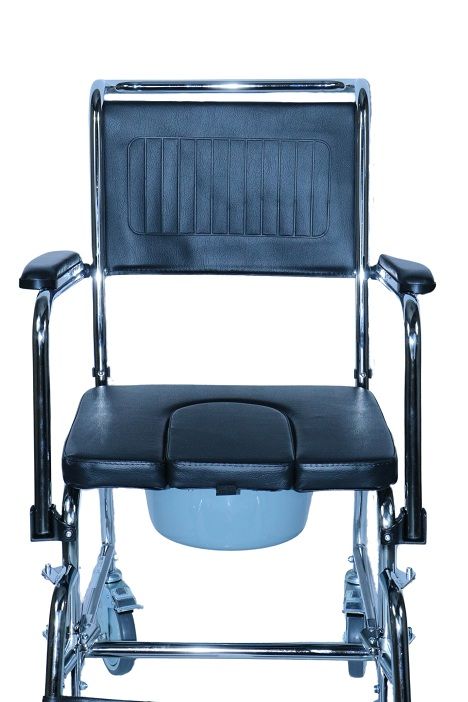 Primo piano di una sedia comoda. Seduta imbottita con apertura, schienale, braccioli. Struttura cromata, secchio.