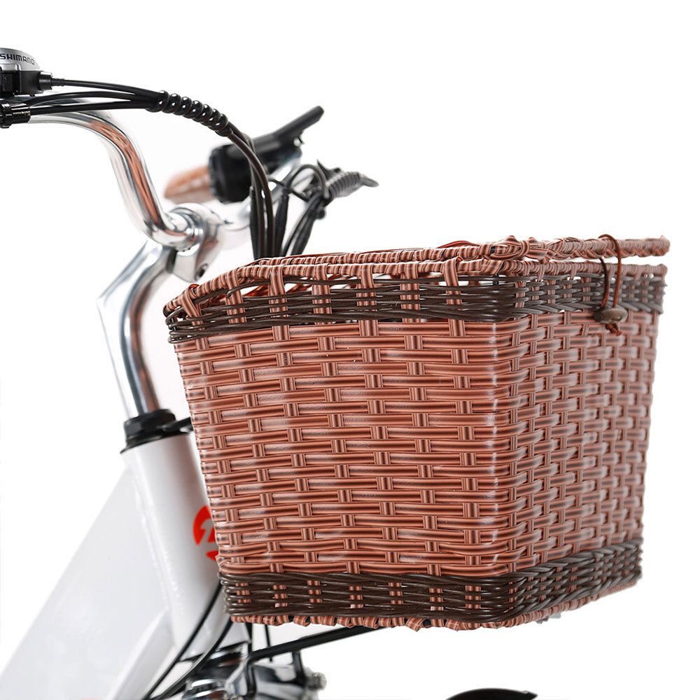 Primo piano del cestino di una bici elettrica. Design intrecciato, colore marrone, fissato al manubrio.