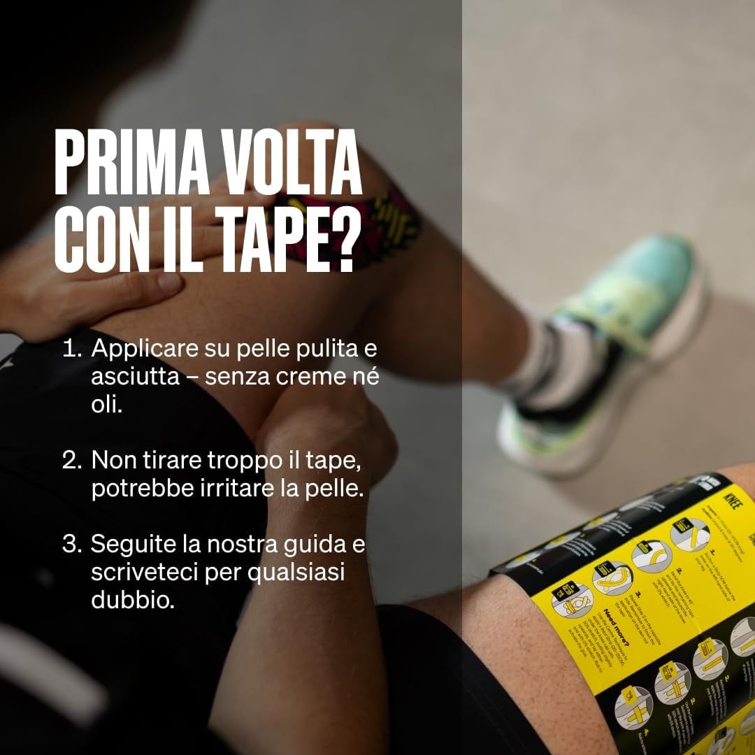 Persona che applica nastro kinesiologico con motivo a foglie su un ginocchio.