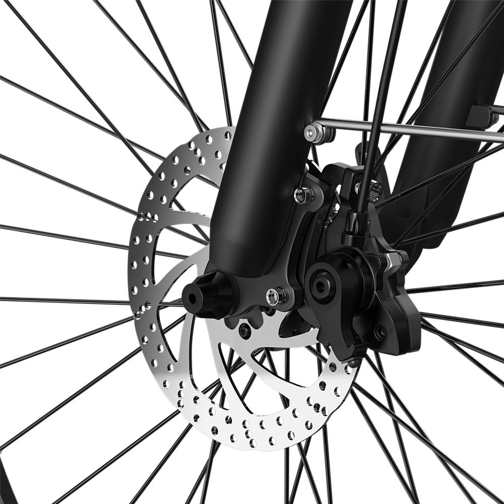 Primo piano del disco freno e della forcella di una bicicletta elettrica nera. Disco freno forato.