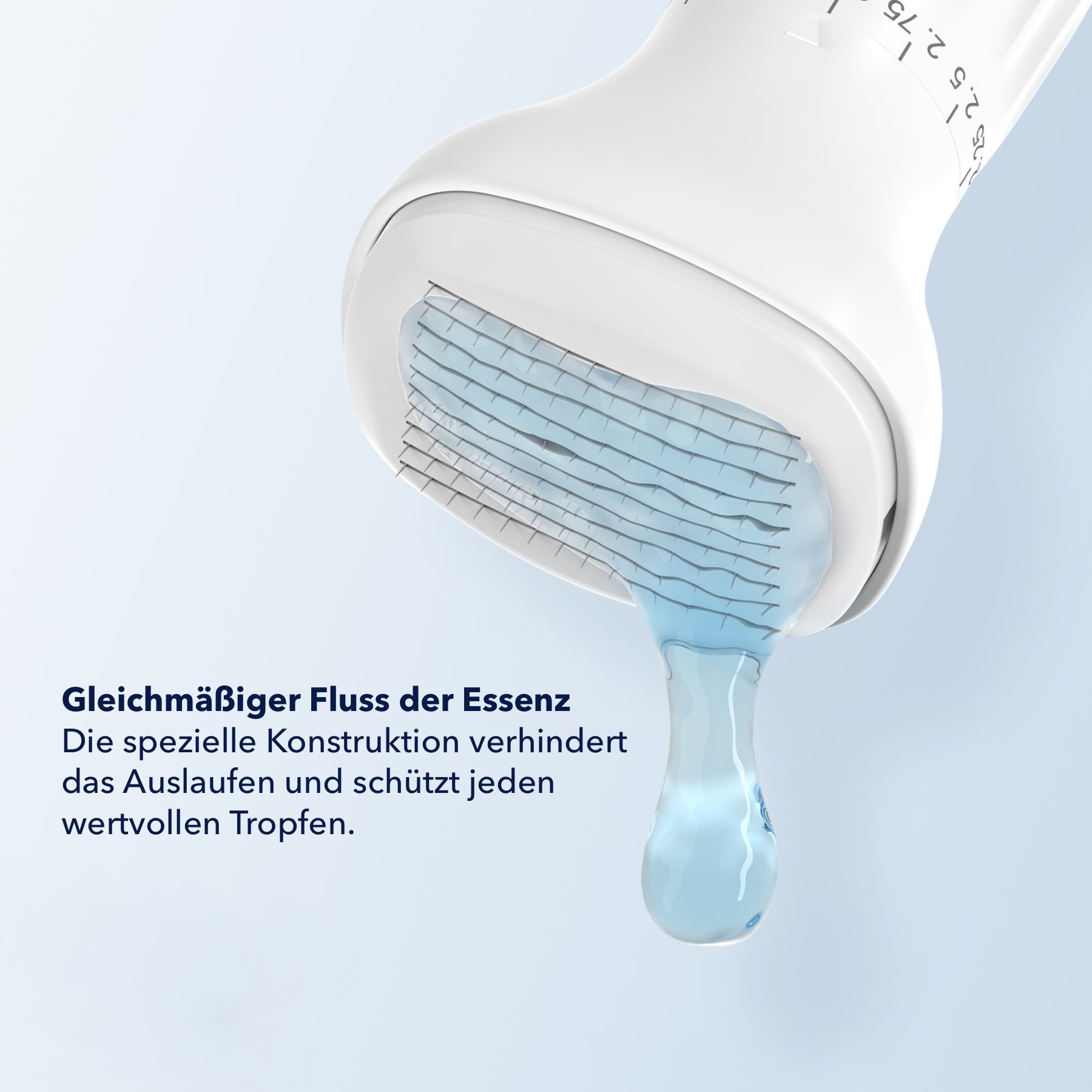 Primo piano del dermastamp. Il liquido gocciola dagli aghi. Testo: Flusso uniforme dell'essenza.