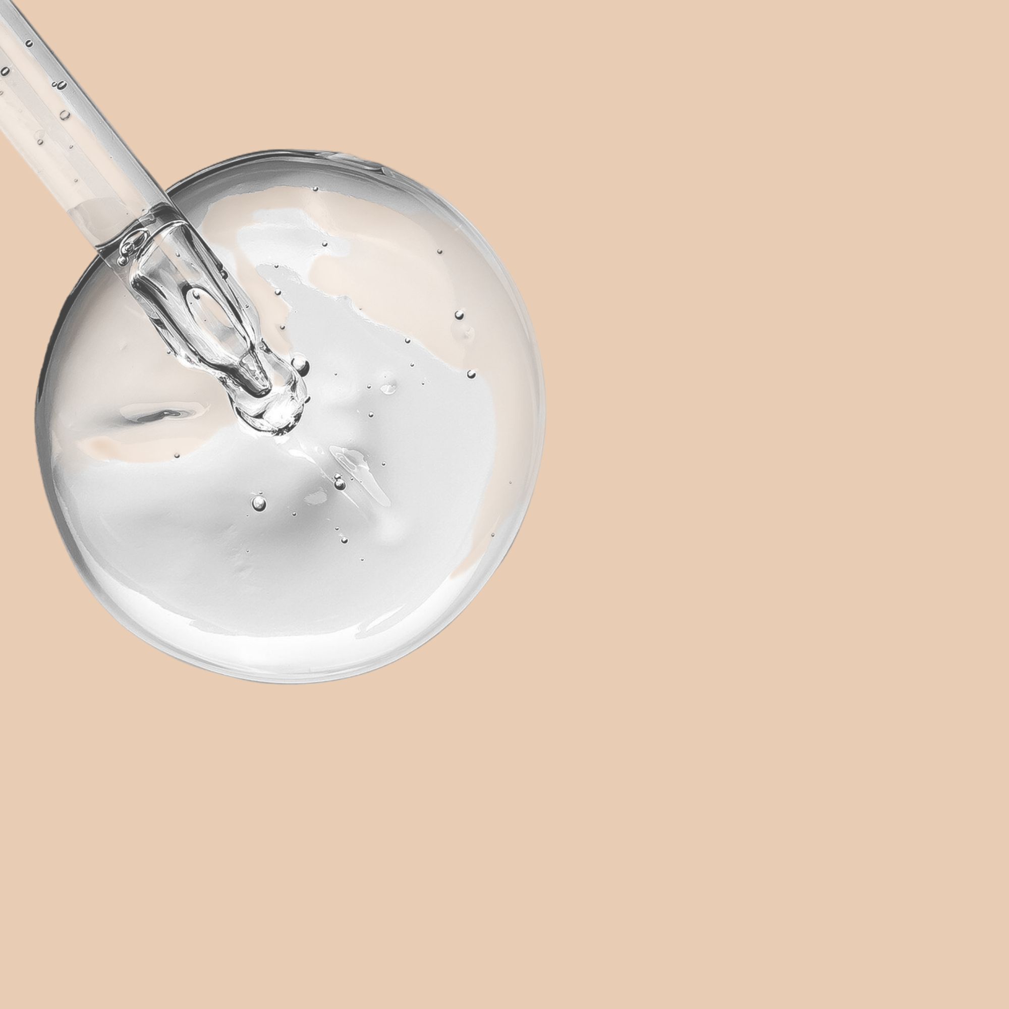 Liquido trasparente con pipetta. Su sfondo beige. Goccia con bolle.