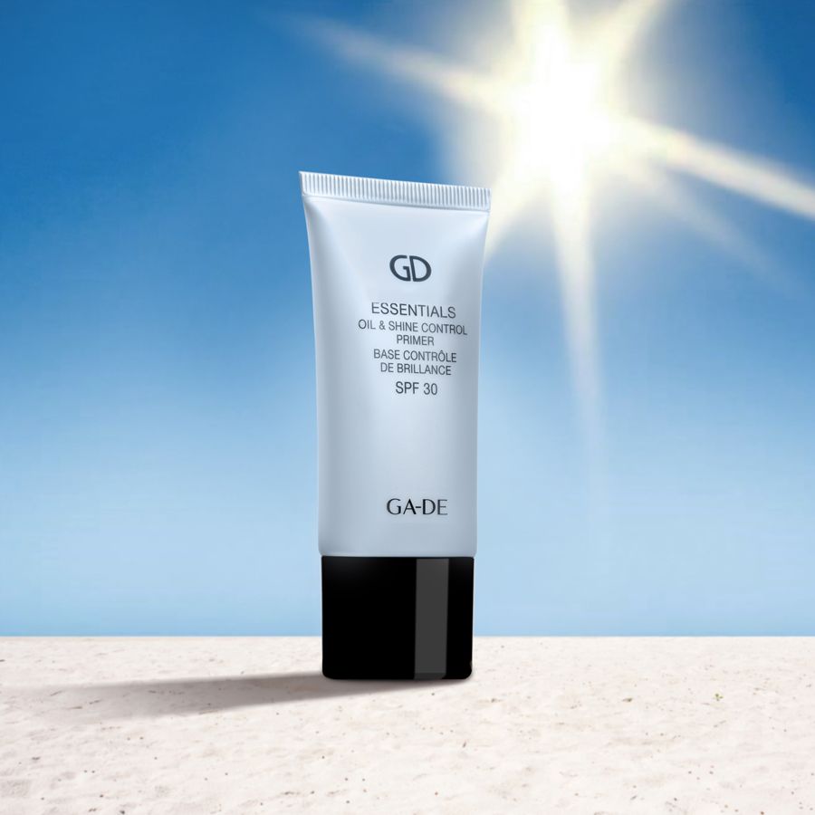 Tubo primer su sfondo solare. Scritta: GD Essentials Oil & Shine Control Primer SPF 30. Chiusura nera.