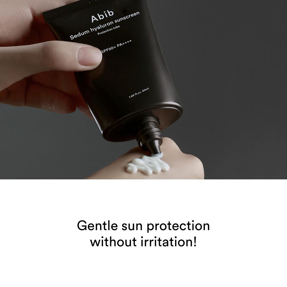 Mano che preme la crema da un tubo nero. Nome del prodotto e SPF visibili. Testo: Protezione solare delicata senza irritazione!
