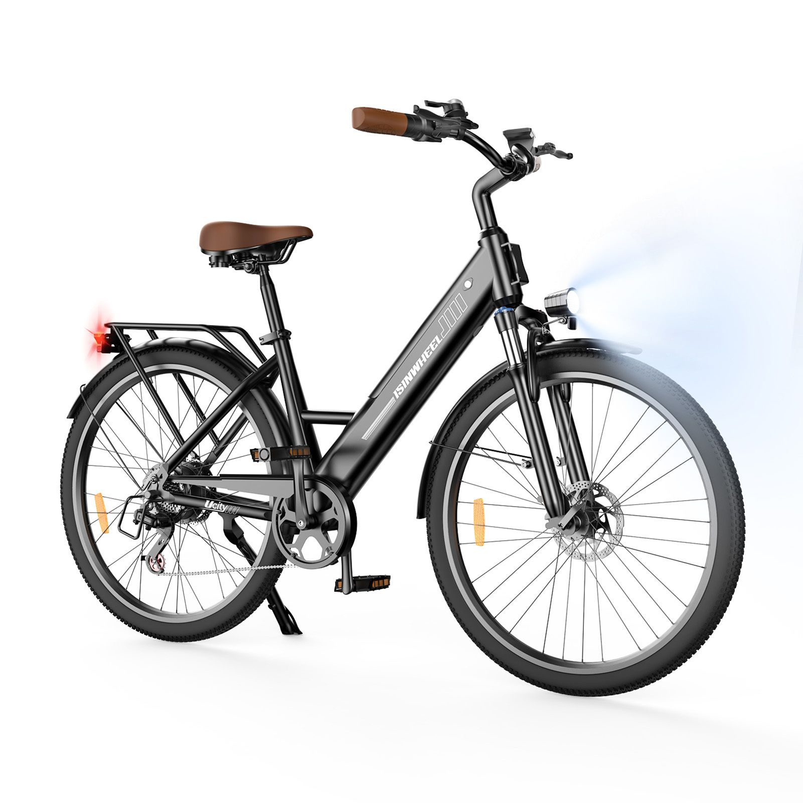 E-bike nera con cestino, sella e manubrio marroni. Faro e fanale posteriore accesi.